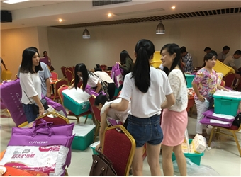 带着丰厚的奖品回家啦！